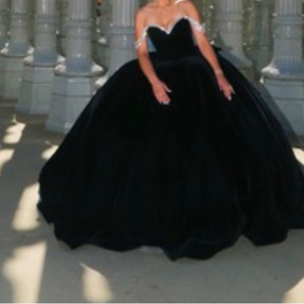 Amazing 👗 - Picture 2 of 3